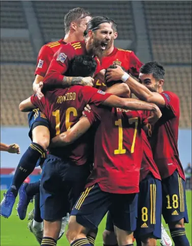  ??  ?? España celebra uno de sus seis goles a Alemania, el mes pasado en Sevilla.