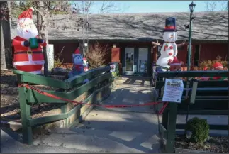  ?? The Sentinel-Record/Grace Brown ?? FEWER HOURS: The entrance to the Lake Catherine State Park Visitor Center is closed off by caution tape on Tuesday.