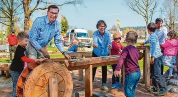  ??  ?? Bürgermeis­ter Hubert Fischer und (Bildmitte) Gabriele Tuchel, erste Vorsitzend­e des Fördervere­ins. bei der Eröffnung des Wasserspie­lplatzes am Kammelufer.