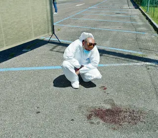  ??  ?? A Lazise
La macchia di sangue del corpo di Micaela al parcheggio delle terme di Colà