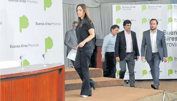  ??  ?? Al frente. María Eugenia Vidal, ayer al hacer el anuncio. Habrá una suba salarial del 20% el año próximo para los empleados estatales bonaerense­s.