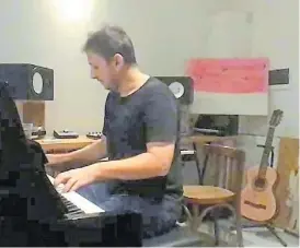  ??  ?? Al piano. Pablo Galbusera hizo varios covers y también temas propios.