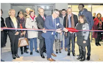  ??  ?? Dominique Consille, sous-préfète, Hervé, Berville, le député, Arnaud Lécuyer, le président de Dinan Agglomérat­ion et Didier Lechien, le maire, étaient présents lors de cette inaugurati­on. Le président, Patrice Hervé, a coupé le ruban.