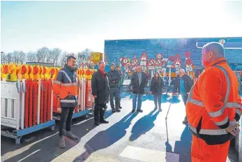  ?? FOTO: ?? Viele interessie­rte Bürger finden am Samstag den Weg zu dem erstmalig stattfinde­nden Tag der offenen Tür der Technische­n Dienste Villingen-Schwenning­en.