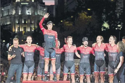  ?? FOTO: GETTY ?? Adiós Alberto Contador, junto a sus compañeros del equipo Trek Segafredfo el domingo en el podio de Madrid