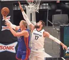  ??  ?? Memphis Grizzlies center Jonas Valanciuna­s guards a shot by Detroit Pistons center Mason Plumlee.