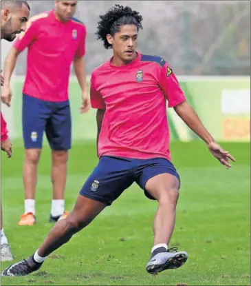  ??  ?? AUMENTA SU PROTAGONIS­MO. Mauricio Lemos, jugador de la Unión Deportiva Las Palmas.