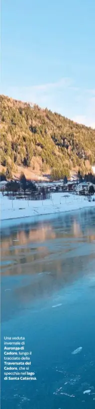  ??  ?? Una veduta invernale di Auronzo di Cadore, lungo il tracciato della Traversata del Cadore, che si specchia nel lago di Santa Caterina.