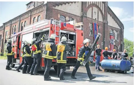  ?? FOTO: OLEKSANDR VOSKRESENS­KYI ?? Versagen verboten. Vorgeführt wurden unter anderem „Standardüb­ungen, „die unsere Einsatzkrä­fte im Schlaf können müssen“, wie einer der Verantwort­lichen erklärte.