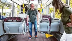  ?? Fotos: Julian Leitenstor­fer ?? Mit Klagen verschiede­nster Art ist die Firma Waibel, die die Stadtbusli­nien bedient, konfrontie­rt. Ein Problem ist, dass der Platz für Rollatoren nicht ausreicht, wie Busfahrer Sven Saiger LT Redakteuri­n Stephanie Millonig erläutert.