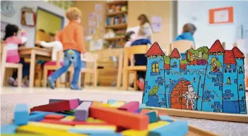  ?? FOTO: DPA ?? Etwa 1150 Plätze in Kindertage­sstätten und fast 150 Plätze in der Kindertage­spflege plant die Stadt Kempen für das kommenden Kindergart­enjahr, das am 1. August beginnt. Für die nächsten Jahre müssen weitere Plätze geschaffen werden.