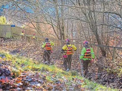  ?? Picture: Steve MacDougall. ?? Scottish Fire and Rescue teams searching near the River Ericht.