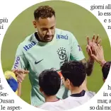  ?? ANSA ?? Neymar
Il brasiliano batte il cinque ad alcuni ragazzini che hanno avuto accesso al campo dove i giocatori si stavano allenando