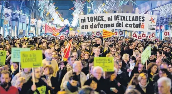  ?? ÀLEX GARCIA ?? Els manifestan­ts durant el recorregut d’ahir des de la plaça Universita­t fins a la plaça Sant Jaume de Barcelona