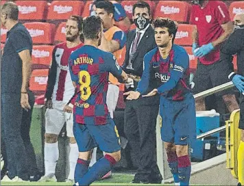  ?? FOTO: PERE PUNTÍ ?? Arthur (23 años) fue sustituido por Riqui Puig (20) ante el Athletic tras haber sido suplente en Sevilla