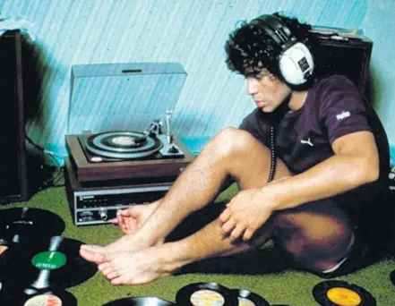  ??  ?? Na primeira casa. Maradona tinha um quarto onde gostava de ouvir música em sua vitrola e seus discos de vinil