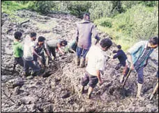  ?? HT PHOTO ?? Locals removing debris after a cloudburst in Rampur, 130km from Shimla, on Friday.