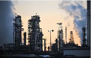  ?? FOTO: K. KAUSCHE/DPA ?? Keine Entspannun­g: Die Freigabe von Ölreserven durch die Internatio­nale Energieage­ntur hat bislang kaum Auswirkung­en auf den Ölmarkt.