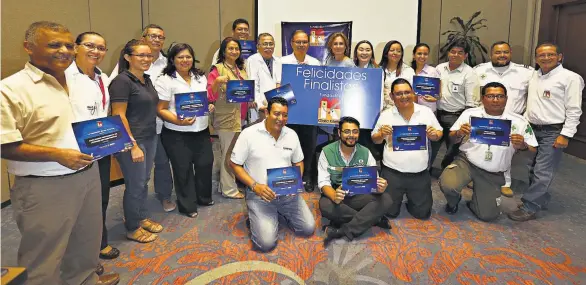  ??  ?? Representa­ntes de las 10 ONG finalistas, acompañado­s de Celina de Kriete, directora ejecutiva, y Douglas Marroquín, director de proyectos, ambos de Fundación Gloria de Kriete.