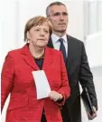  ?? Foto: S. Stache, dpa ?? Ernste Mienen: Merkel und Stoltenber­g gestern in Berlin.