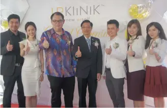  ??  ?? Tan (centre), flanked by Lee on his right and Dr Fong, in a photo call with representa­tives of the various UR Klinik branches.