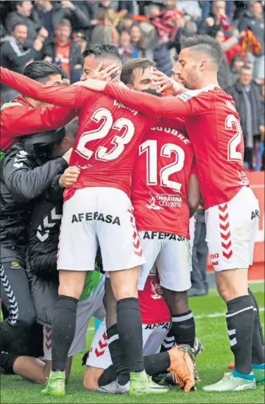  ??  ?? ALEGRÍA GRANA. La plantilla del Nàstic de Tarragona celebra el gol que logró Álvaro ante el Valladolid.