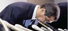  ?? Foto: Akiko Matsushita ?? Ein Firmenchef zeigt Reue: Shigehisa Takada verbeugte sich gestern, als in er Tokio die Insolvenz von Takata bekannt gab.