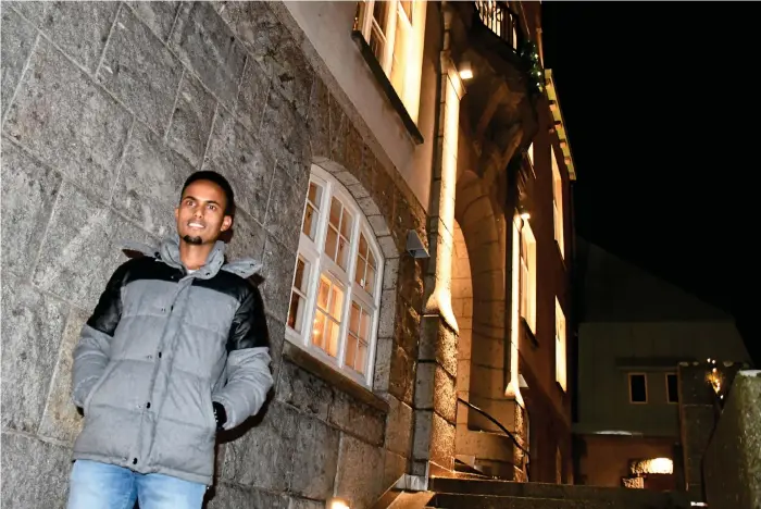  ?? Bild: Thomas Bennelind ?? Ahmed Mohmoud var 15 år när han i hemlandet Somalia kidnappade­s av terroristg­ruppen al-Shabaab. Efter flykten kom han till Strömstad. Vägen till frihet har kostat.