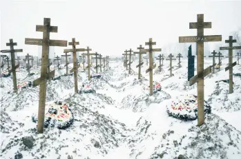  ?? NANNA HEITMANN/THE NEW YORK TIMES ?? The graves of Russian Wagner Group fighters line this cemetery in Bakinskaya, Russia.