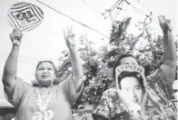  ?? — Gambar AFP ?? SOKONG: Penunjuk perasaan menunjukka­n tanda hormat tiga jari di luar parlimen di Bangkok kelmarin semasa perhimpuna­n untuk menggesa para Senator menyokong Pita Limjaroenr­at selepas partinya memenangi kebanyakan undi pada pilihan raya umum 14 Mei lalu.