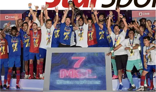  ?? — Bernama ?? The untouchabl­es: Johor Darul Ta’zim players celebratin­g after sealing their seventh straight Super League title by beating Sabah 4-1 at the Sultan Ibrahim Stadium on Friday.