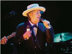  ?? Foto: Domenech Castello, dpa ?? Eines der wenigen Bilder von Bob Dylan aus dem vergangene­n Jahrzehnt: Der Ussänger 2012 bei einem Auftritt in Spanien.