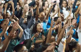  ??  ?? El entusiasmo, la emoción y la alegría que produce la música eran evidentes en los rostros de los niños y niñas que cantaron y bailaron.