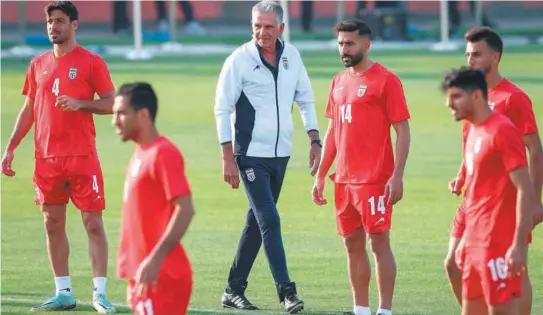  ?? / AFP ?? Carlos Queiroz, técnico de Irán, dirige una sesión de entrenamie­nto previa a su primer partido en Catar contra Inglaterra.