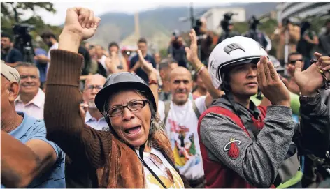  ?? FOTO: REUTERS ?? Opposition­elle demonstrie­ren auf den Straßen von Caracas gegen Venezuelas Staatschef Maduro.