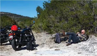  ?? ?? Frank Sebastian Hansen får sig et hvil og en tår vand midt ude i det øde landskab langs Ranch Road 335. Foto: Christian Vistrup