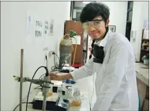  ?? ACHMAD SOLIKHIN ?? BERPRESTAS­I INTERNASIO­NAL: Achmad Solikhin di laboratori­um Institut Pertanian Bogor.