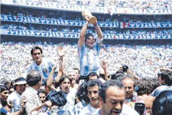  ?? FOTO: LACI PERENYI/IMAGO IMAGES ?? Damals: Diego Maradona mit dem WM-Pokal nach dem 3:2-Finalsieg der Argentinie­r am 29. Juni 1986 im Azteken-Stadion von Mexiko-Stadt gegen Deutschlan­d.