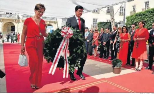  ?? CARLOS BARBA / EFE ?? Juan Marín y la portavoz del PSOE en el Ayuntamien­to de Almería, Adriana Valverde, ayer en el homenaje a los ‘Coloraos’.