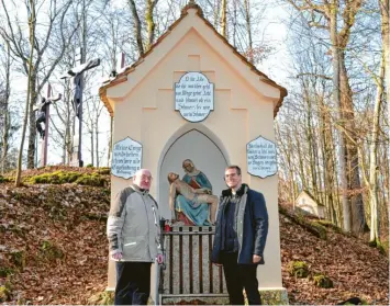  ?? Fotos: Ralf Gengnagel ?? Kirchenpfl­eger Franz Schneider (links) und Pfarrer Johann Reiber sind froh, dass der Kalvarienb­erg in Wettenhaus­en wiederherg­estellt ist.