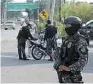  ??  ?? Operativos. Militares iniciaron rondines de vigilancia.