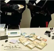  ?? ?? Il bottino I militari dell’arma hanno recuperato 30 mila euro di refurtiva