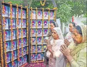  ?? SAMEER SEHGAL/HT ?? Family members paying tributes to slain policemen on the 60th Police Commemorat­ion Day in Amritsar.