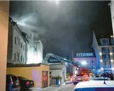  ?? Foto: Thomas Heckmann ?? Blick auf das brennende Gebäude in der Walfischga­sse. 21 Menschen lebten hier und konnten das Haus rechtzeiti­g verlassen.