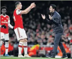  ??  ?? Arteta, que ha dado positivo, da instruccio­nes en el Arsenal.