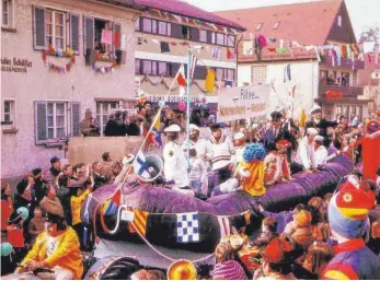  ?? FOTOS: NARRENVERE­IN NONNENHORN ?? 1976 stellt ein Wagen die Fähre zwischen Nonnenhorn und Rohrschach dar.