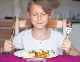  ?? FOTO: DPA ?? Bei vielen Kindern zählt ein paniertes Schnitzel zu den Lieblingse­ssen.