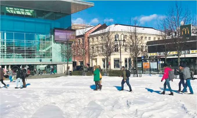  ?? FOTO: IRENE HEGGE GUTTORMSEN ?? Slik så det ut på Sam Eydes plass før helgen. Vinteren har ikke tenkt å løsne grepet helt ennå, sier meterologe­n.