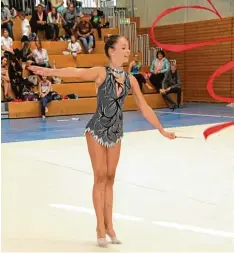  ?? Foto: Werner Miller ?? In schöner Haltung präsentier­t Gymnastin Carina Eberlein vom TSV Friedberg ihre Übung mit dem Band.