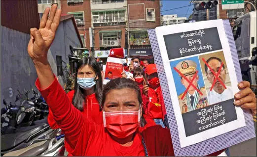  ??  ?? أبناء الجالية البورمية في تايوان يتظاهرون رفضا للانقلاب العسكري في بلادهم